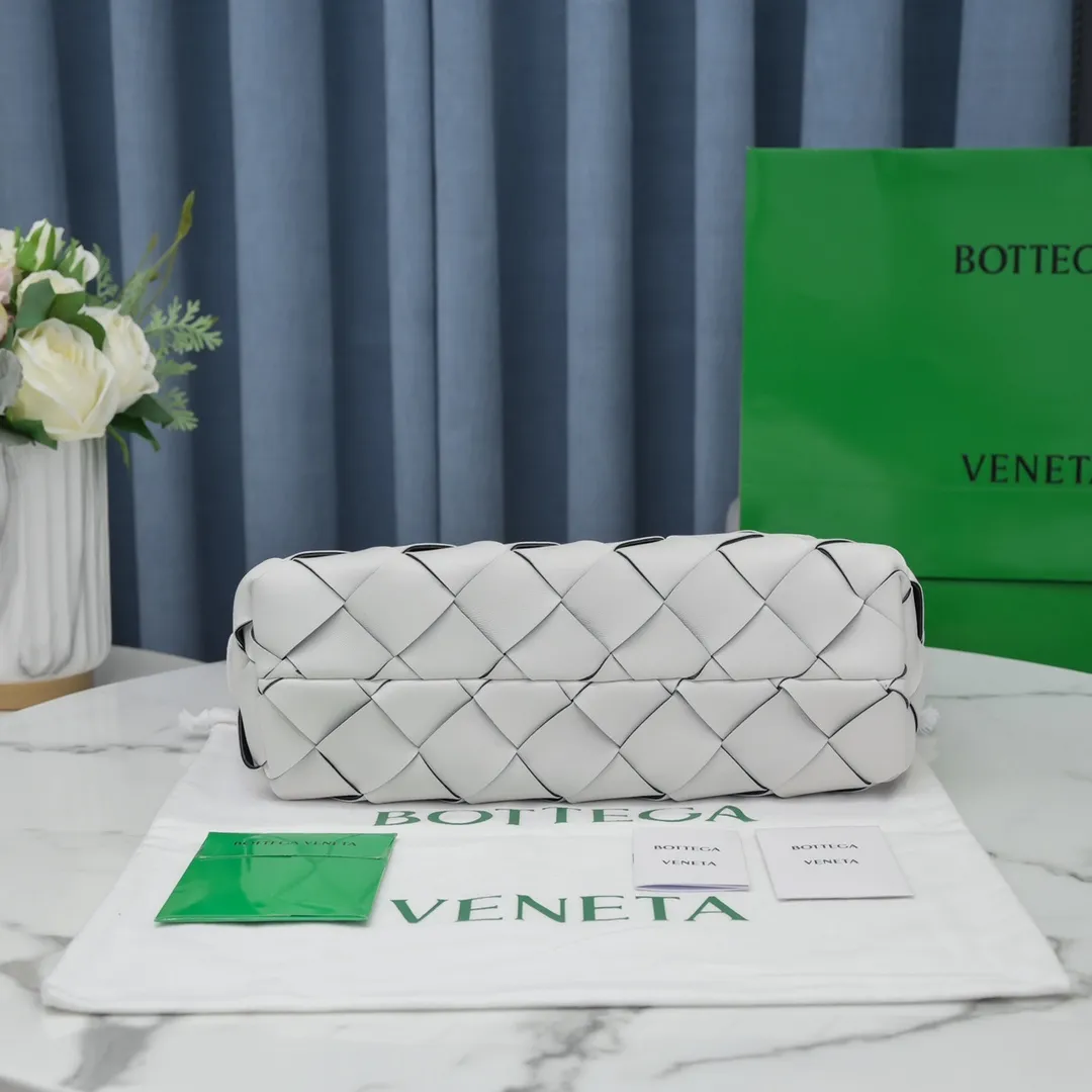 MAXI CABAT tote handbag 😎 ✧Bottega veneta.͙Hand-woven has its own characteristics, the original lambskin 🐑I really like their craftsmanship. Whether it is a bright bright color or a low-key dark color, it looks very textured when you pick it up. It seems that all colors can be made to look good, and it is also very convenient for daily wear. It is a classic and fashionable must-have. If you like it, hurry up ؔʶ̷ ˡ̲̮ ؔʶ̷✧ Size: 33*23*12, model number [9891#]